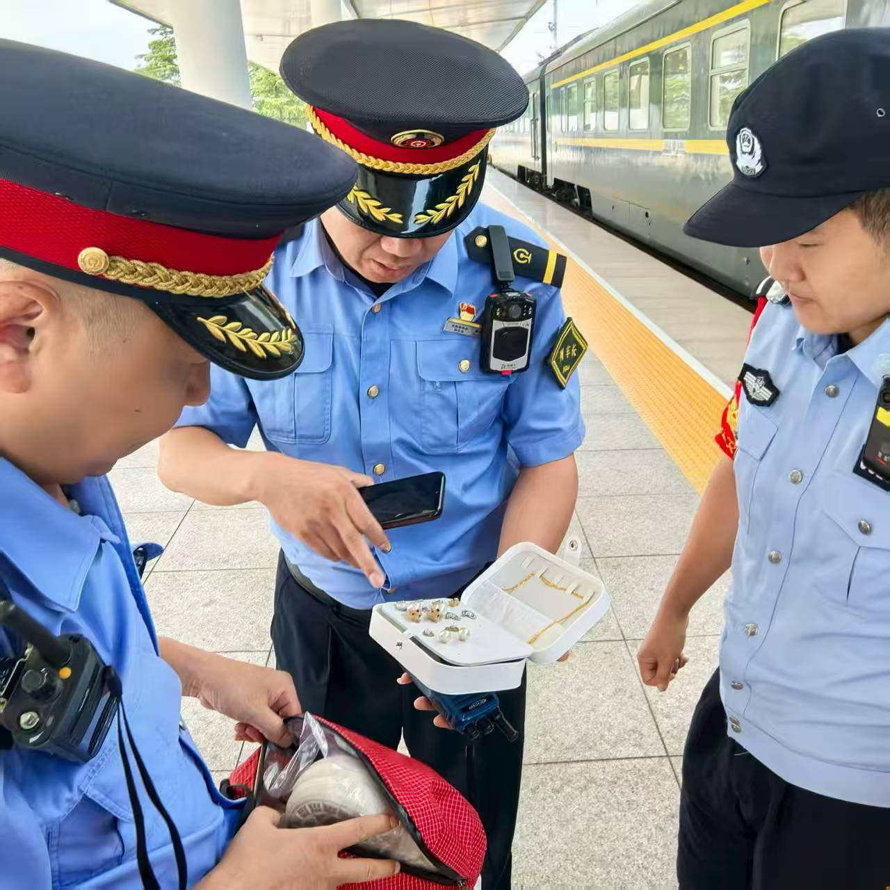 Z186次列車(chē)高效尋回8萬(wàn)元貴重背包  旅客致謝鐵路工作人員