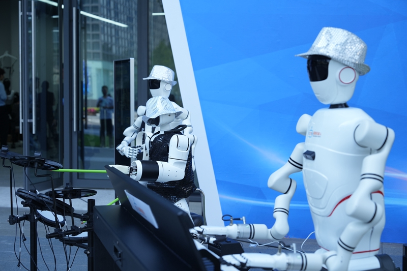 全球首支人形機(jī)器人樂(lè)隊(duì)亮相2025互聯(lián)網(wǎng)嶽麓大會(huì)