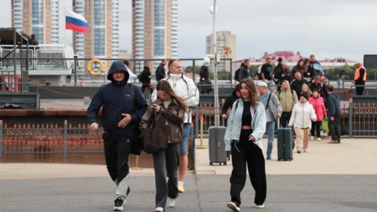 首批俄羅斯免簽旅客入境