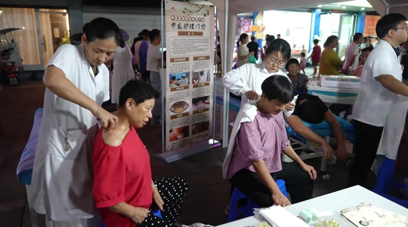讓新安醫(yī)學(xué)融入群眾日常生活  皖休寧縣中醫(yī)夜市人氣旺