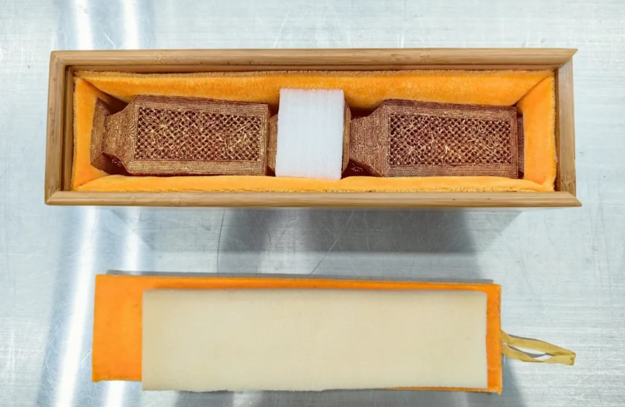 皇崗海關(guān)截查出境旅客 檢清銀鎏金累絲花卉紋花瓶