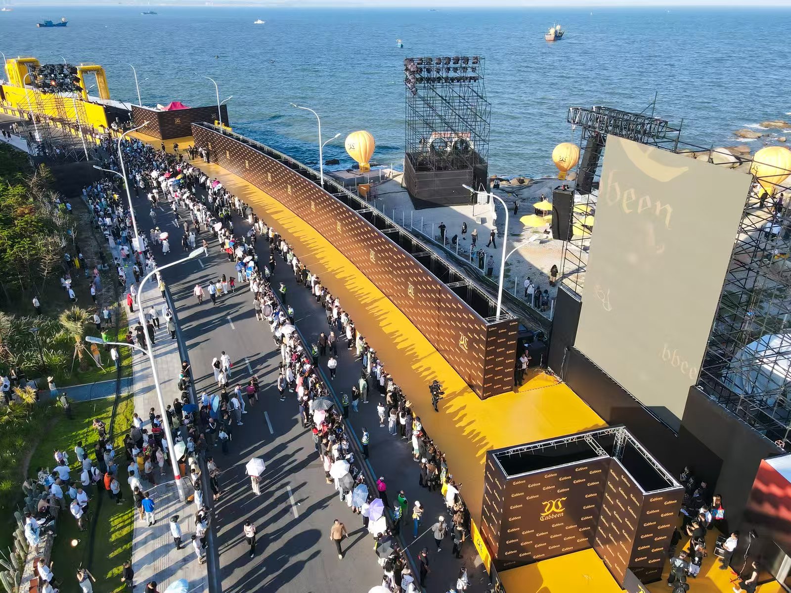 漁港變 T 臺(tái)，山海作秀場(chǎng)！2025 泉州時(shí)尚周（秋冬）啟幕