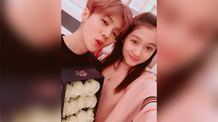 內(nèi)地藝人鹿晗、關曉彤1年無互動或同框 網(wǎng)友猜測已分手