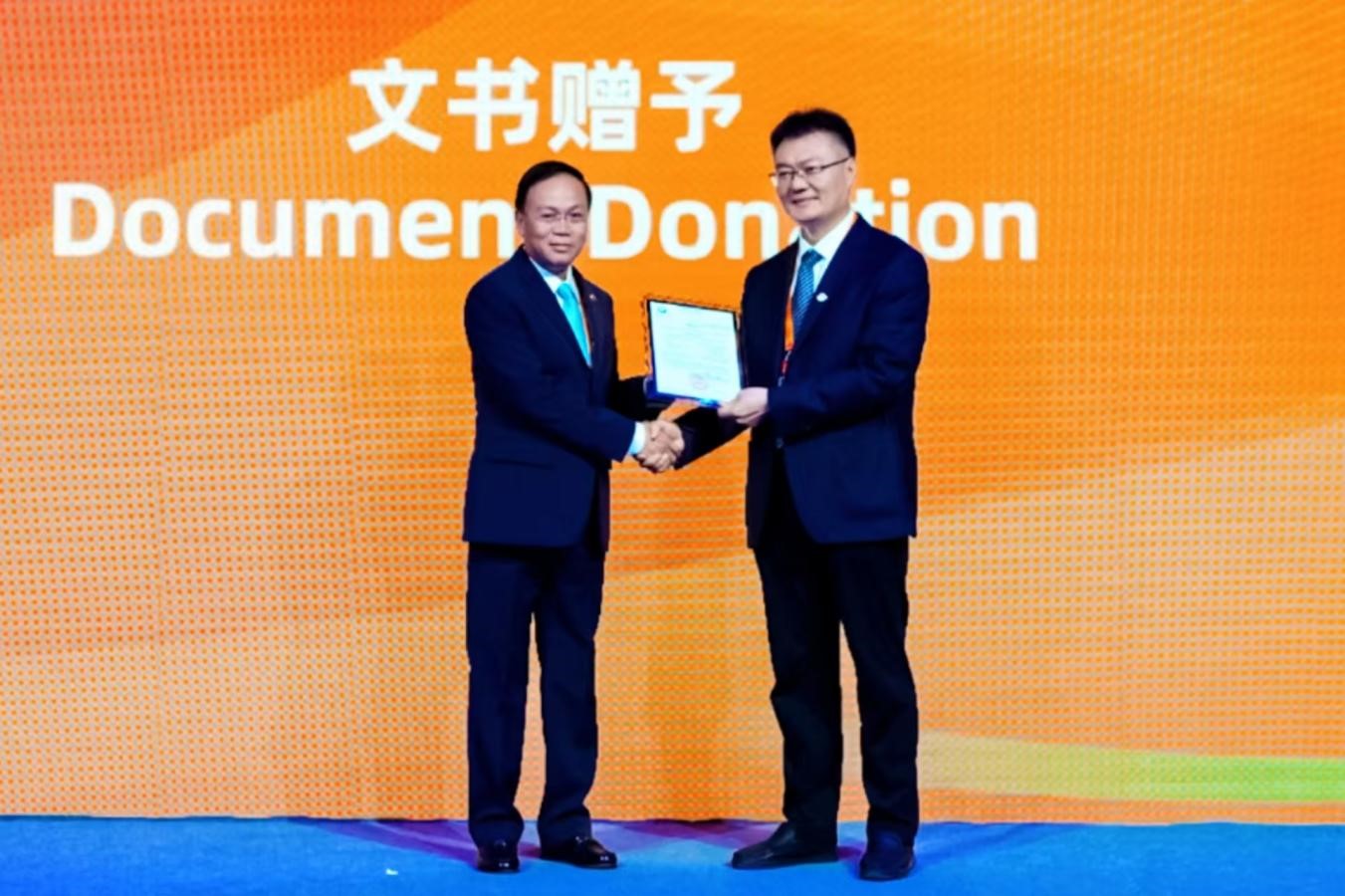 柬埔寨王國衛(wèi)生部交付同仁堂安宮牛黃丸許可證書