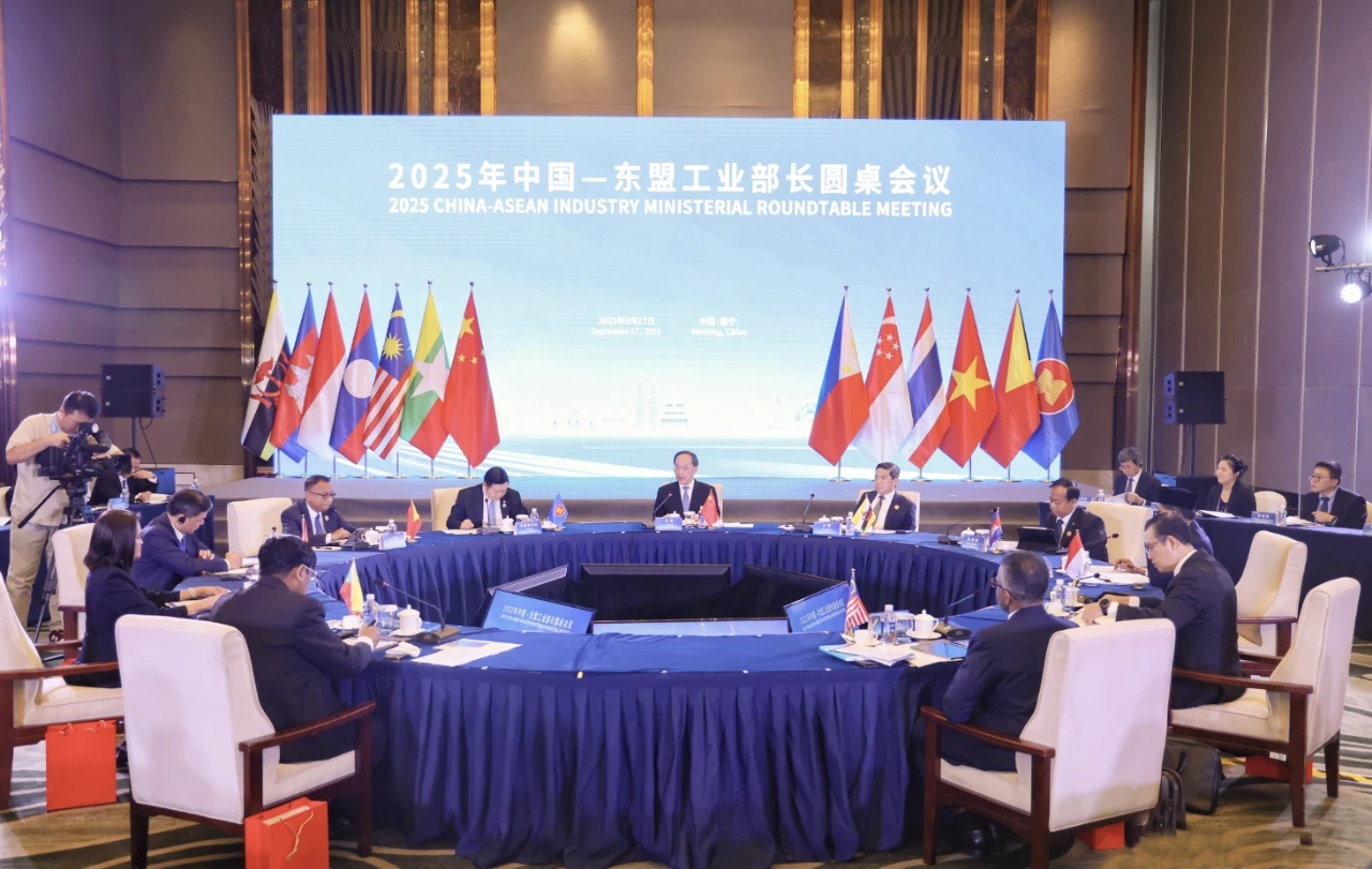 中國(guó)—東盟工業(yè)部長(zhǎng)圓桌會(huì)議在南寧召開(kāi)