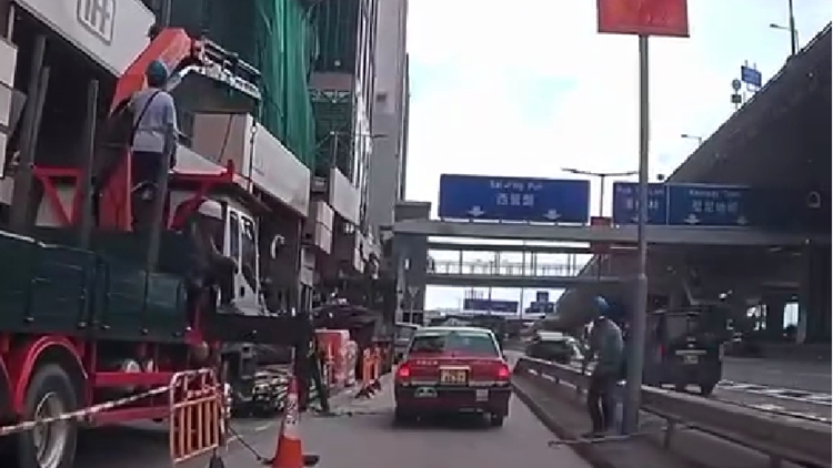 有片｜上環(huán)干諾道西地盤飛墮竹枝 擊中一輛的士