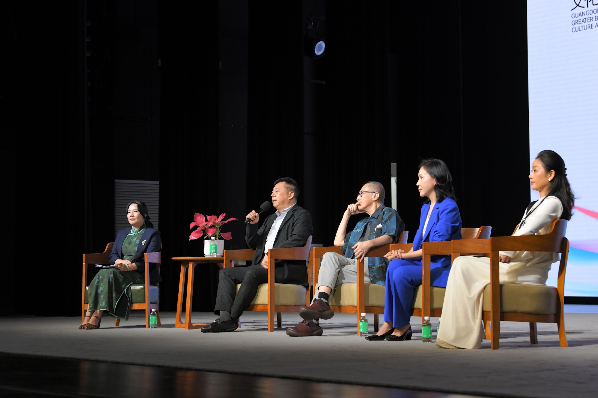 戲曲發(fā)展如何「守」與「破」  香港話劇團(tuán)桂冠導(dǎo)演毛俊輝：需要?jiǎng)?chuàng)造性的轉(zhuǎn)化和創(chuàng)新性的發(fā)展