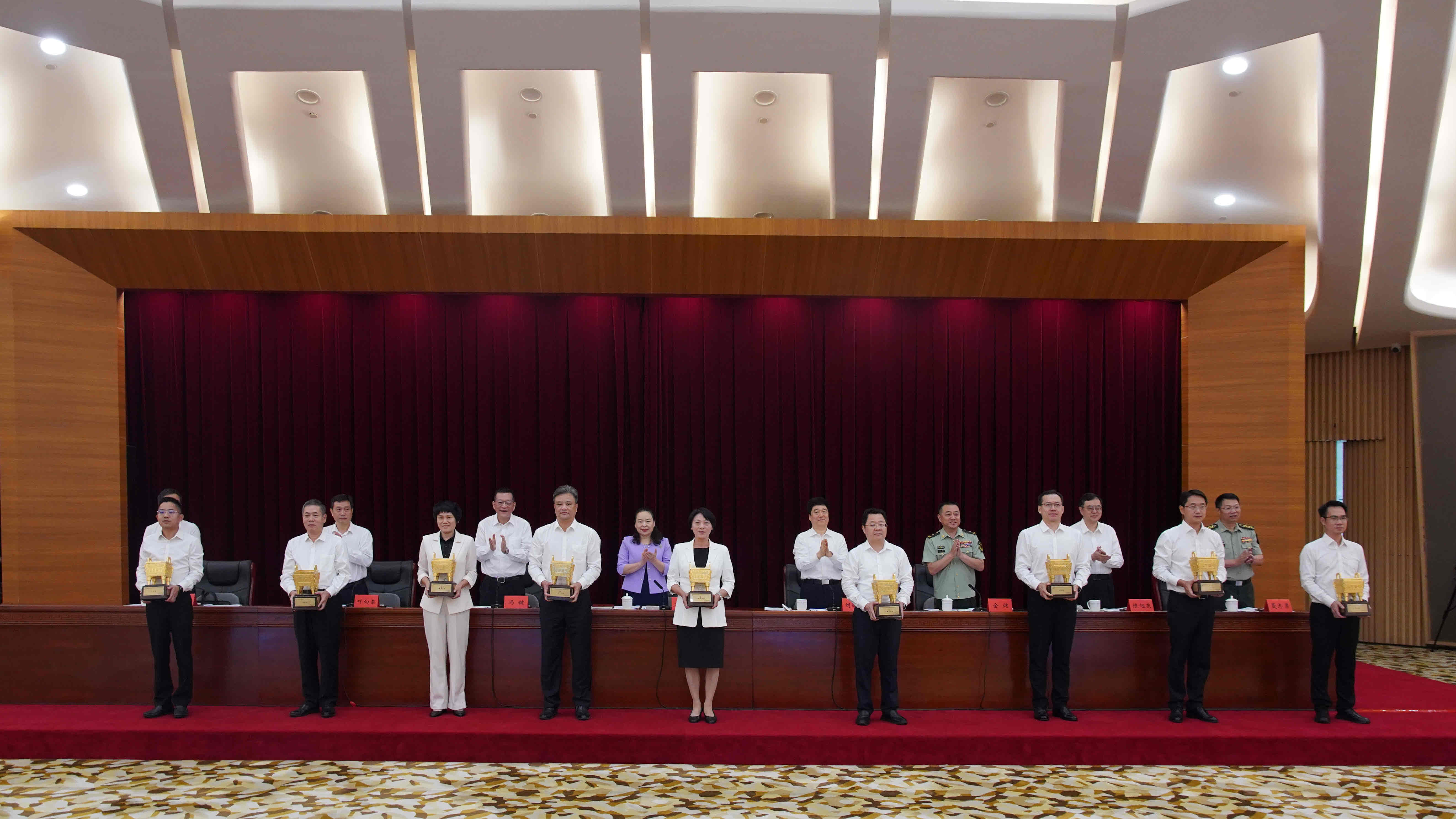 深圳寶安區(qū)榮獲2024年度平安廣東建設(shè)最高獎(jiǎng)「平安鼎」