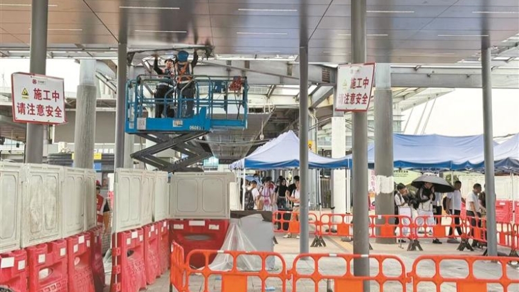 深圳灣口岸建成1350米全覆蓋式風(fēng)雨連廊 無(wú)縫串聯(lián)多個(gè)區(qū)域 公共交通接駁更「絲滑」