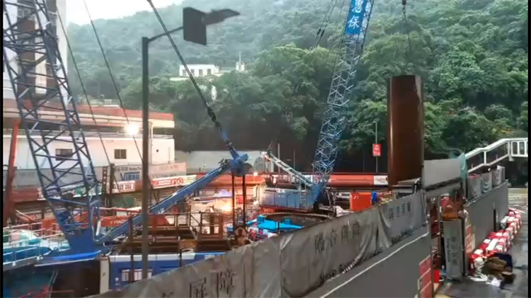 【有片】鰂魚涌地盤炸彈｜警方上午11時(shí)48分成功拆彈