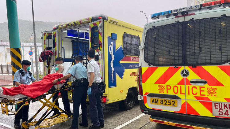 將軍澳腦退化八旬翁迷路受傷 東九龍衝鋒隊(duì)護(hù)送醫(yī)院