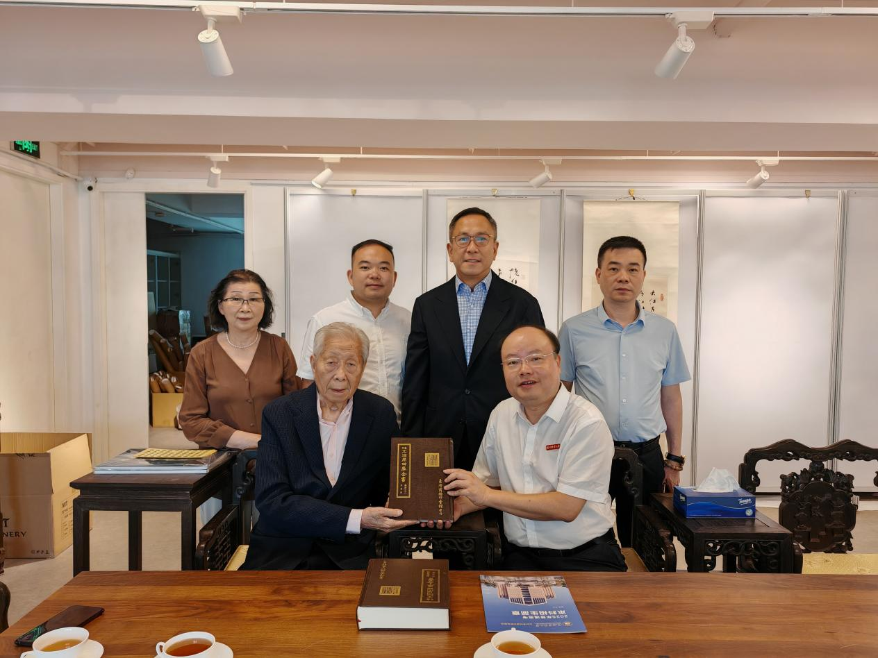 施子清向黎明職業(yè)大學捐贈全套《四庫全書》