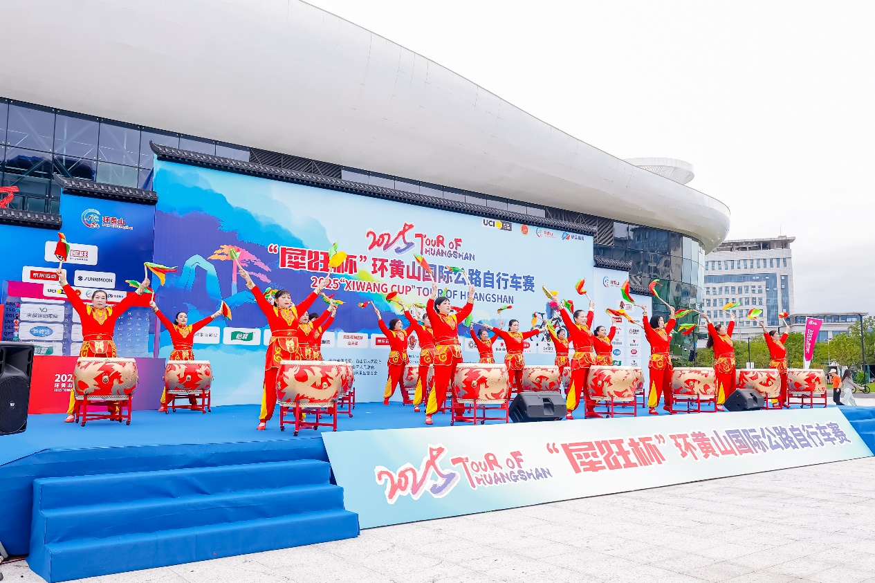 徽州區(qū)迎來騎行嘉年華 2025環(huán)黃山國際公路自行車賽火熱進(jìn)行中