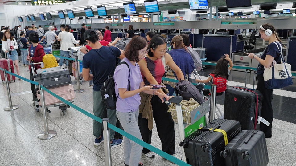 超強(qiáng)颱風(fēng)「樺加沙」｜機(jī)管局：23日18時(shí)起大幅減少航班升降 機(jī)場(chǎng)維持開放