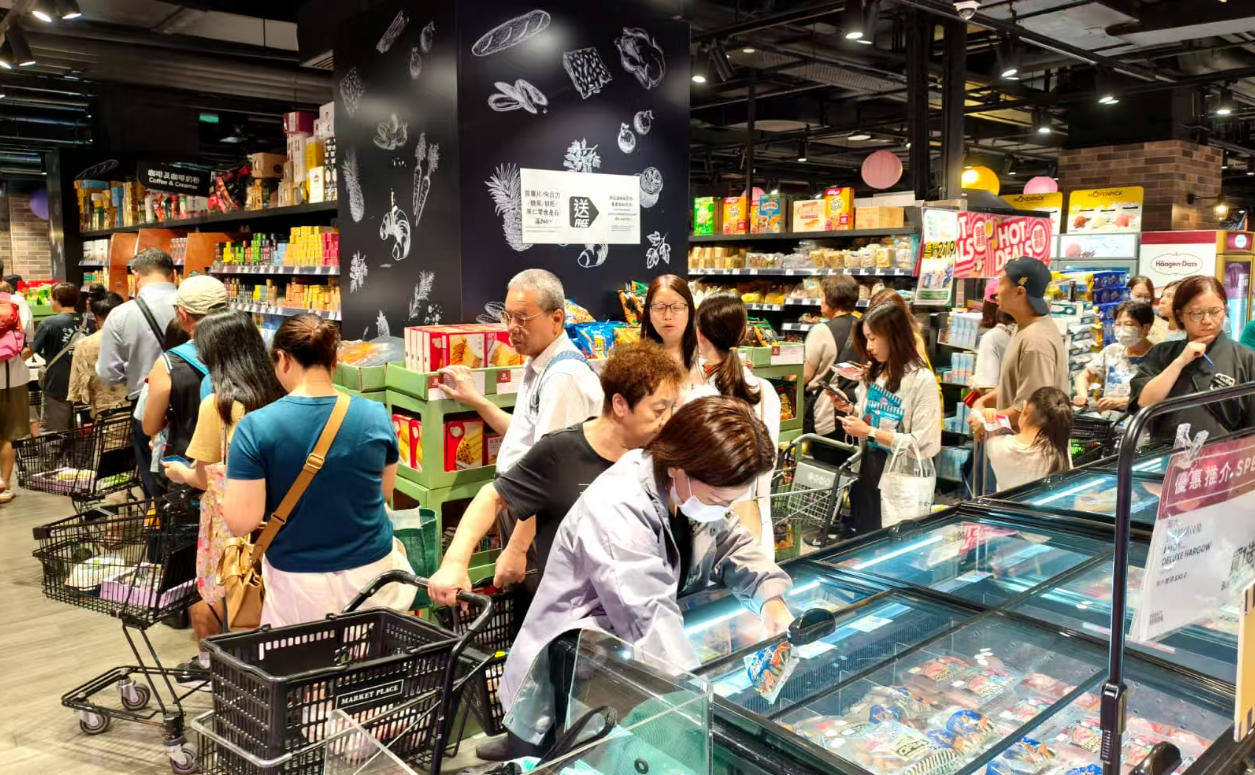 超強(qiáng)颱風(fēng)「樺加沙」逼近香港 市民到街市選購未見價格昂貴