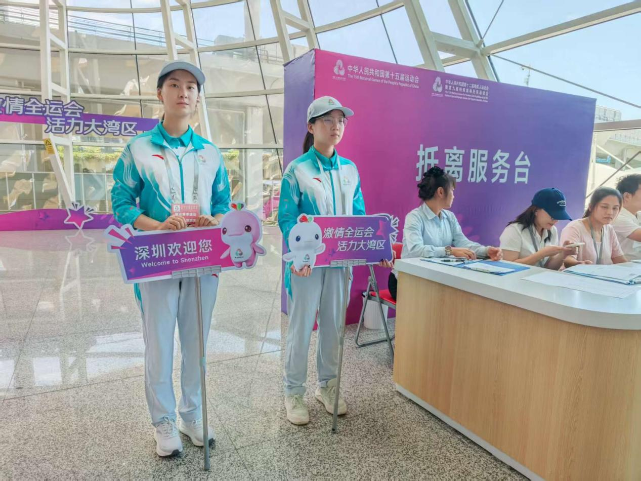 深圳寶安機(jī)場「小海豚」志願(yuàn)者溫情服務(wù) 市民贈(zèng)花致謝暖人心