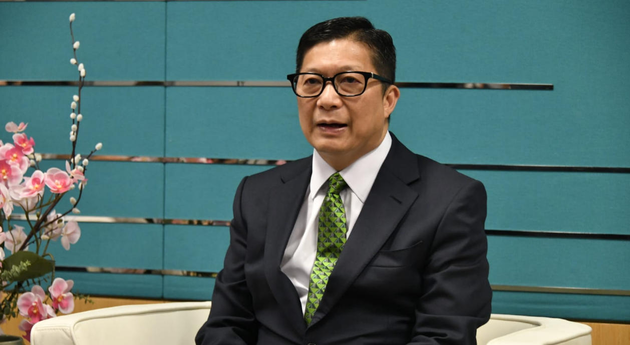 鄧炳強(qiáng)：明年第二季將在港珠澳大橋設(shè)立首個(gè)「無(wú)感通關(guān)」試點(diǎn) 及在中環(huán)站設(shè)置首個(gè)人工智能警務(wù)站