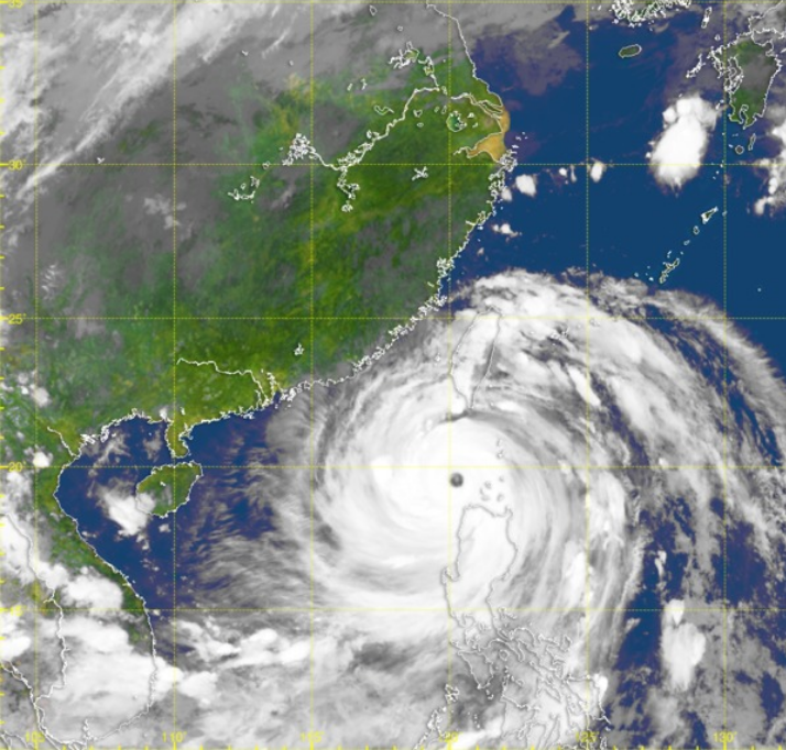 有片丨天文臺(tái)改發(fā)3號(hào)風(fēng)球 明日下午2時(shí)20分改發(fā)8號(hào)信號(hào)