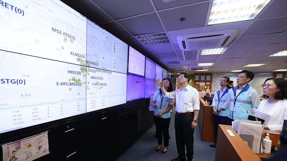 李家超視察緊急事故控制中心及臨時(shí)庇護(hù)中心 全力應(yīng)對超強(qiáng)颱風(fēng)