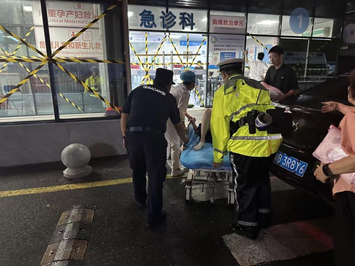 颱風(fēng)夜孕婦臨產(chǎn)，深圳坪山交警護(hù)航開出「生命通道」