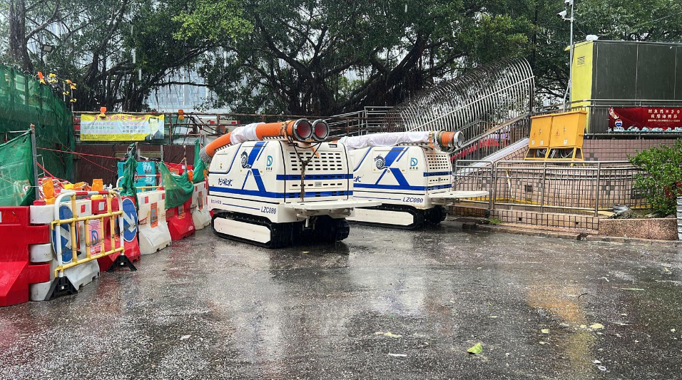 渠務(wù)署動(dòng)員200隊(duì)緊急應(yīng)變隊(duì)伍 排水機(jī)械人完成6宗水浸