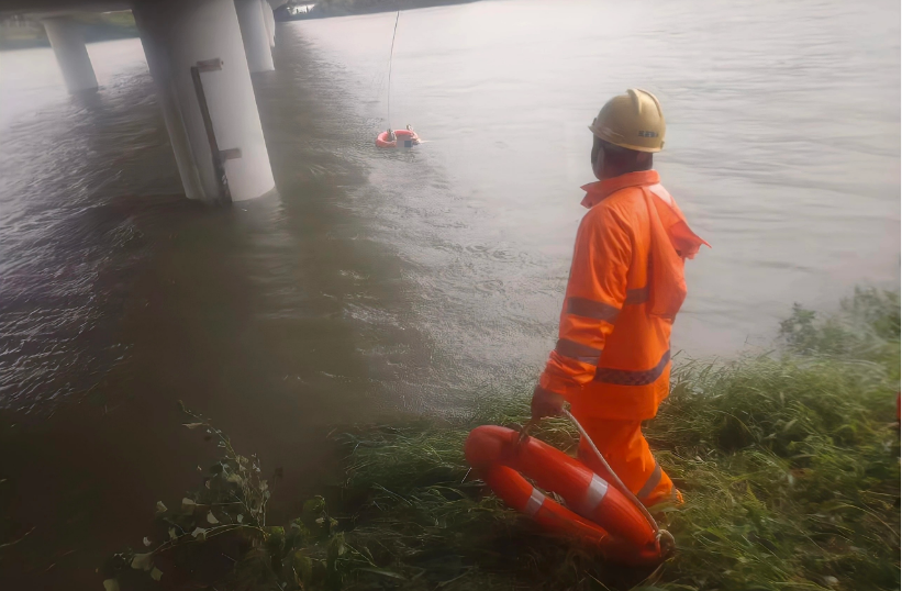 颱風(fēng)天深圳一女子落水 水務(wù)消防協(xié)力救回