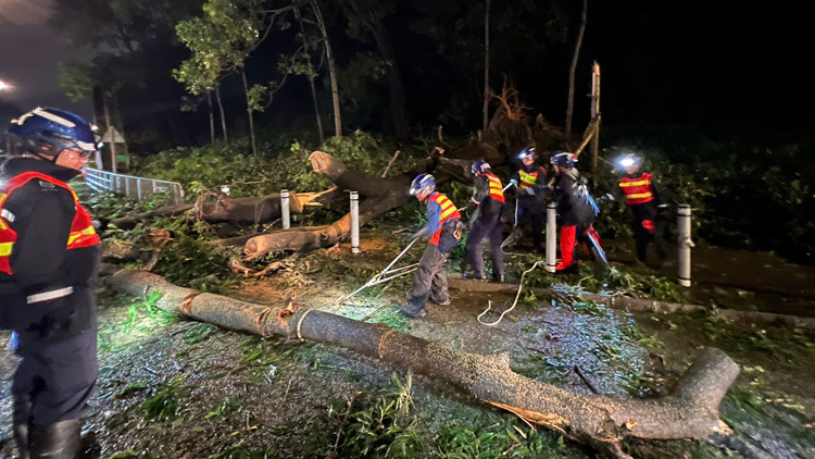 民安隊通宵協(xié)助社區(qū)復(fù)原