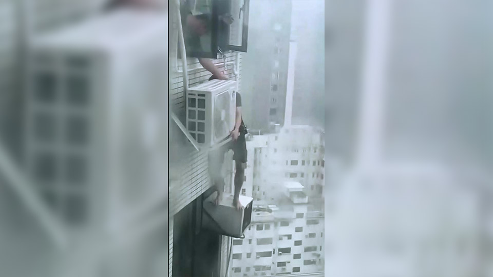 有片 | 何文田10號風(fēng)球維修冷氣 安全帶僅扣窗框險象環(huán)生