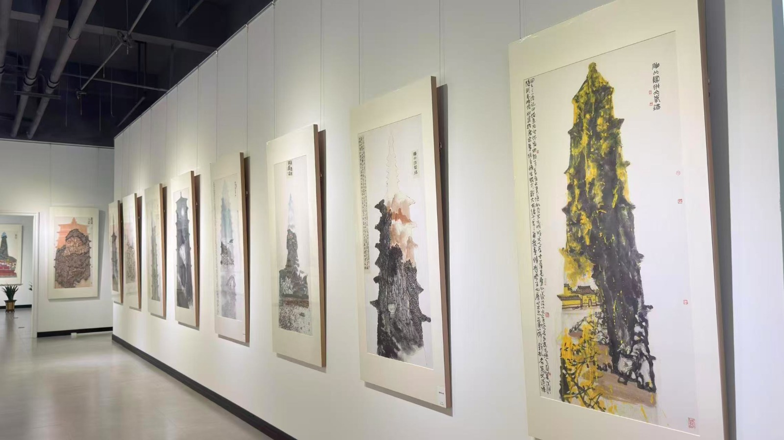 【藝術(shù)】以筆墨繪畫中華塔的文化史詩