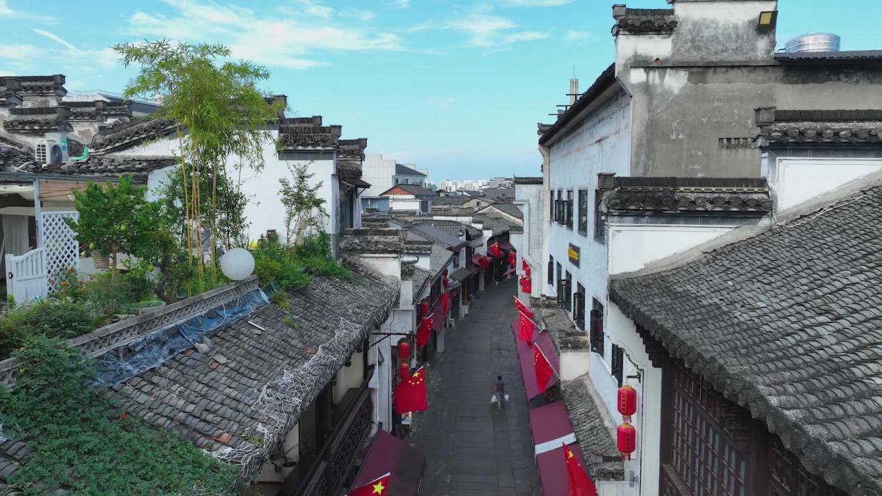 皖屯溪區(qū)：「中國紅」成老街亮麗風(fēng)景線