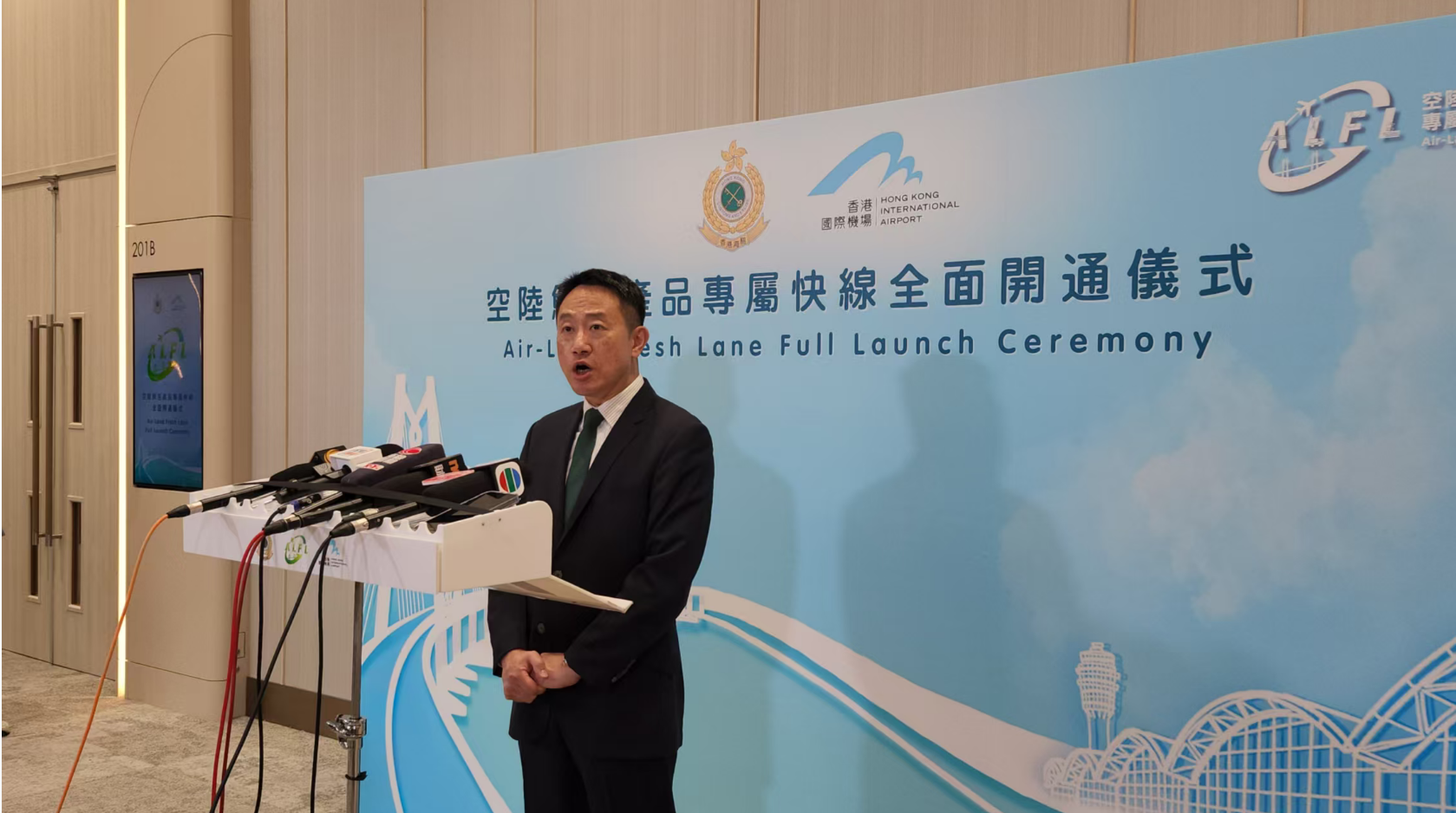 控?zé)煑l例上周五刊憲 海關(guān)關(guān)長(zhǎng)陳子達(dá): 關(guān)員會(huì)在各口岸加強(qiáng)檢查