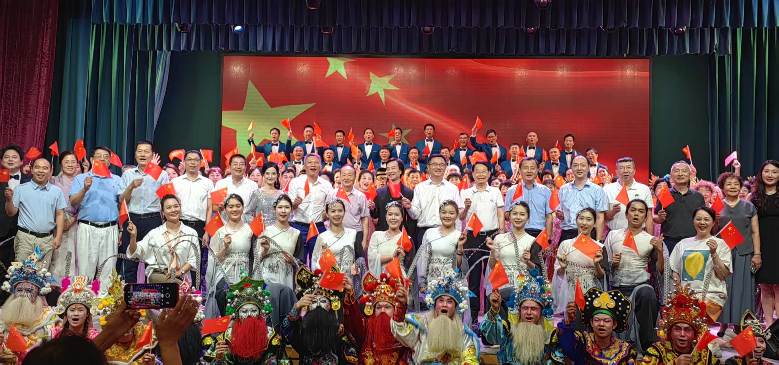 汕頭僑界舉辦「潮聚向汕·月滿僑心」僑韻晚會(huì)