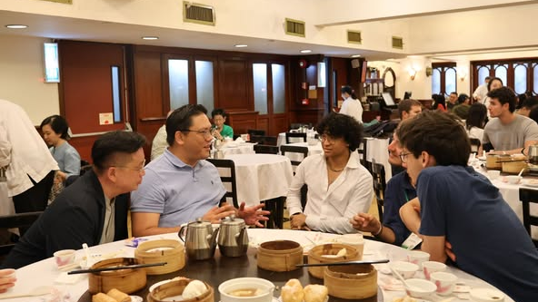 梁宏正與29位美國青年企業(yè)家訪港團成員體驗飲茶文化