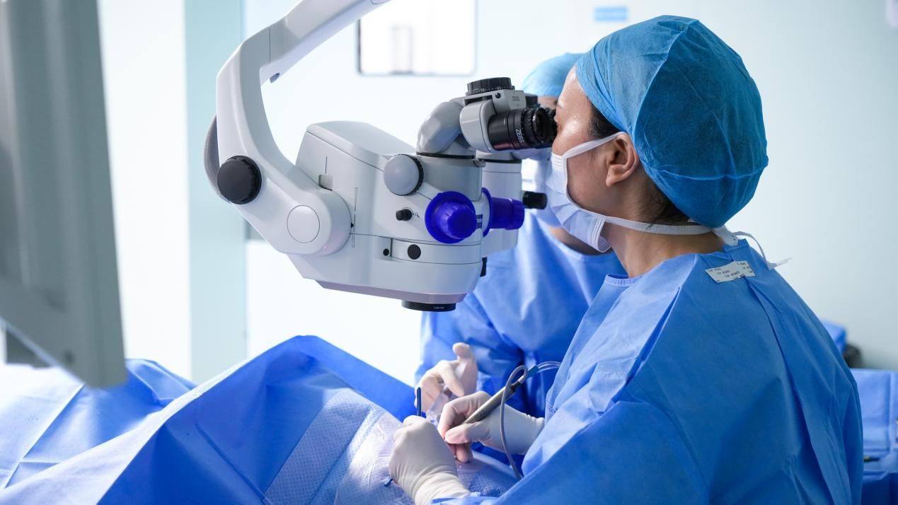 深圳首例臻無級?人工晶狀體植入白內(nèi)障手術在普瑞星耀成功完成
