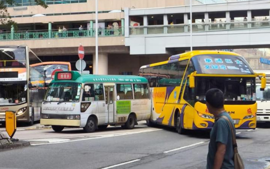 有片丨上水半小時最少3宗車禍 上水粉嶺多條道路大塞車
