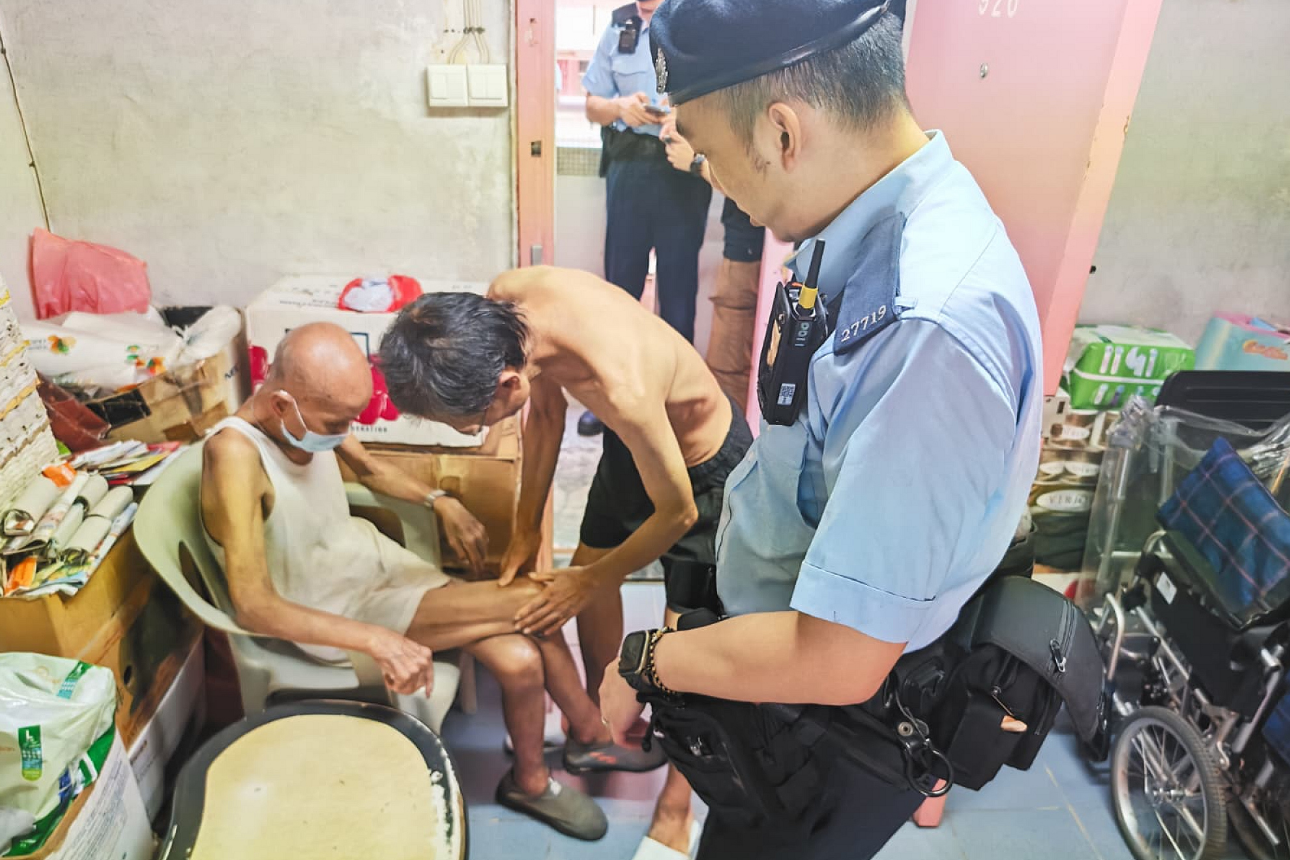 八旬腦退化老翁鑽石山迷路 東九龍衝鋒隊(duì)護(hù)送返家