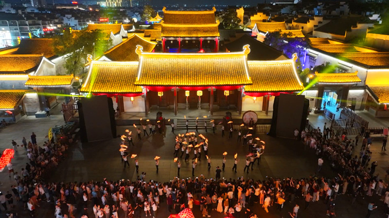 龍騰魚躍迎國慶 皖歙縣非遺民俗煥新韻