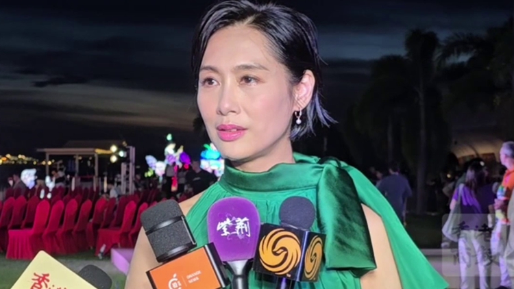 有片｜朱茵現(xiàn)身華服嘉年華： 要宣揚(yáng)香港有多好