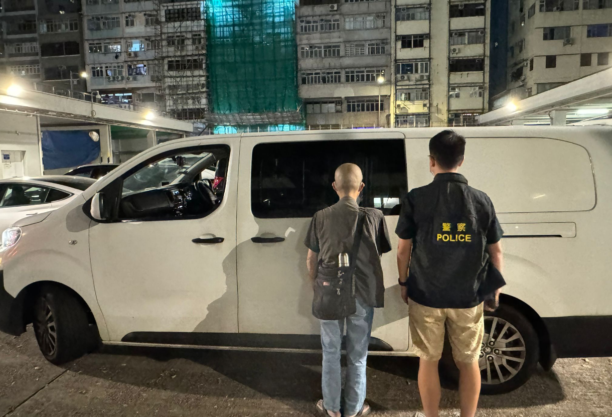 警方旺角搜商場(chǎng)店舖 拘一男檢2500隻淫褻光碟