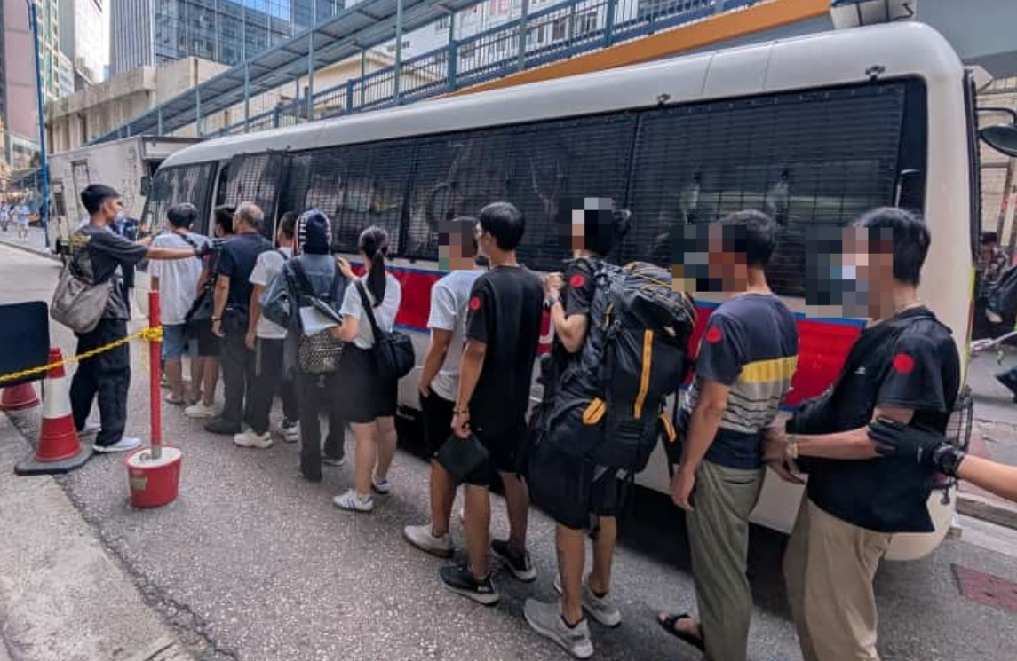 警方觀塘工廈破釣魚(yú)機(jī)賭檔 拘捕11名男女