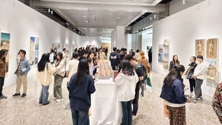 用畫筆定格大漠風(fēng)光 美術(shù)名家走進(jìn)敦煌