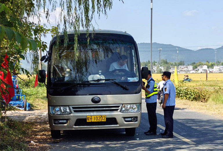 皖黟縣：築牢「雙節(jié)」出行安全防線