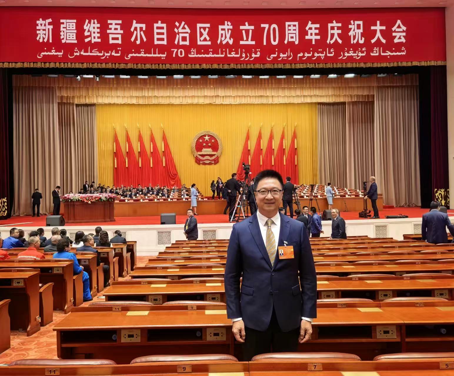 參加大美新疆七十載慶典 見證民族團結時代華章 