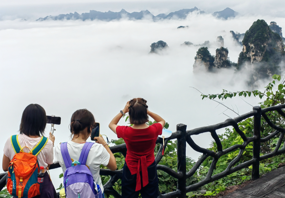 迎「十一」假期文旅新體驗(yàn) 張家界國家森林公園烏龍寨國風(fēng)仙俠遊園會(huì)盛裝啟幕
