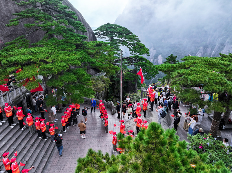 張明敏現(xiàn)身黃山 迎客松前千人合唱《我的中國(guó)心》