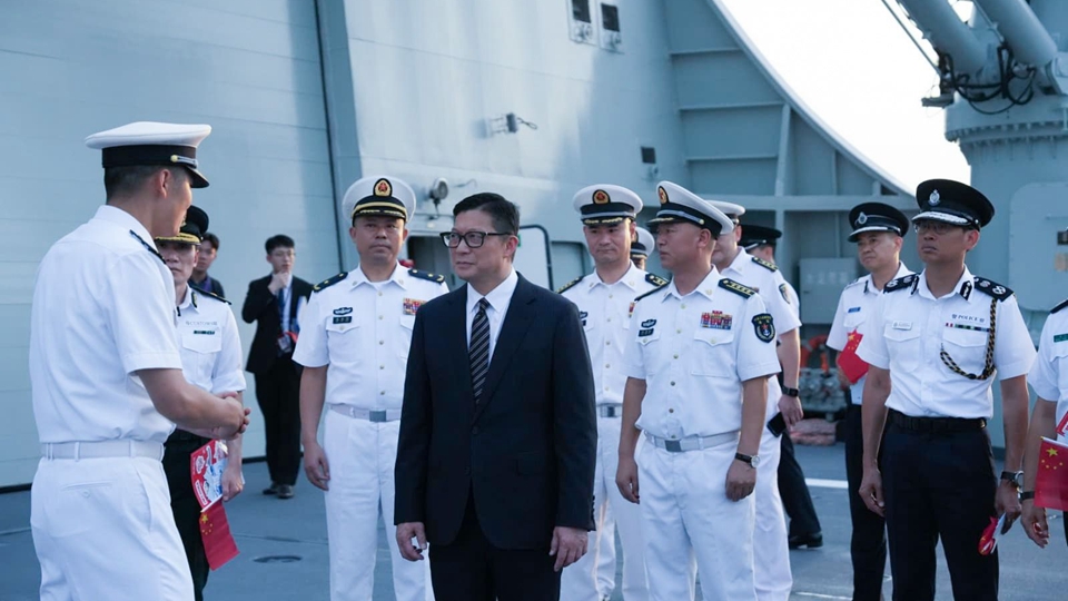 海軍83艦編隊(duì)抵港停泊昂船洲軍營 鄧炳強(qiáng)偕紀(jì)律部隊(duì)登艦參觀
