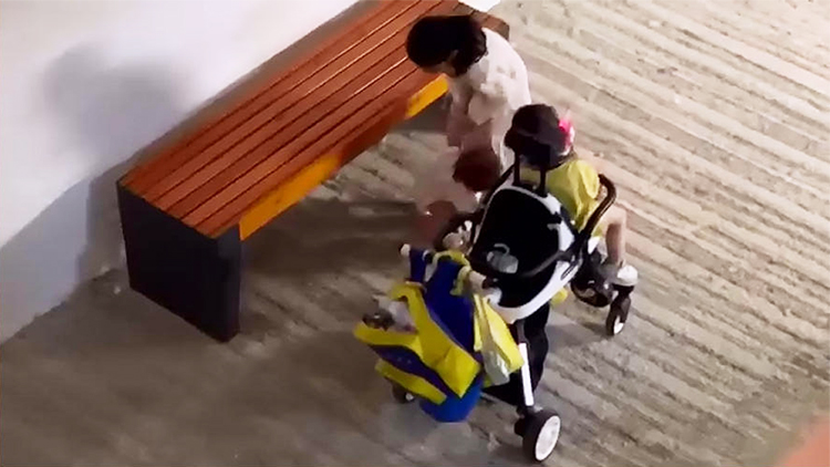 有片 | 嬰兒兩度遭女童推落長椅 網(wǎng)民發(fā)義憤報警