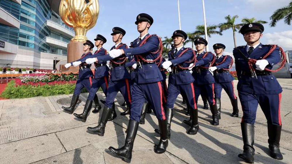 消防處儀仗隊(duì)參與國慶升旗儀式 為國家及香港安定繁榮護(hù)航