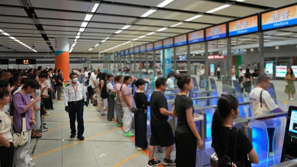 國(guó)慶黃金周入境處堅(jiān)守崗位 首日各管制站運(yùn)作暢順