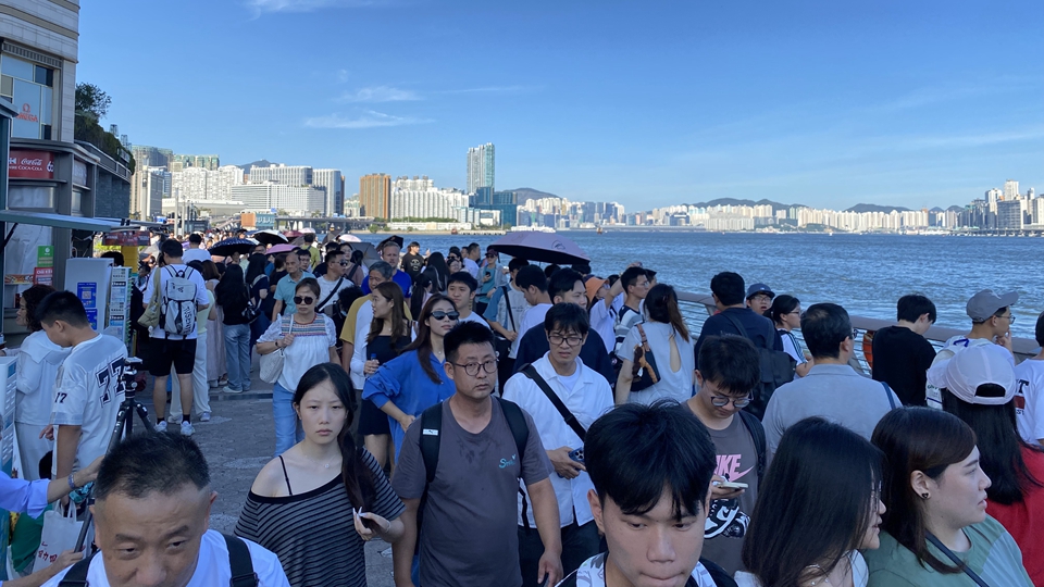 有片｜國慶中秋假期大批內(nèi)旅客湧港 香港多處推出應節(jié)優(yōu)惠活動